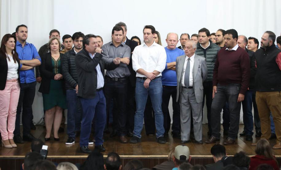 Mais 56 famílias recebem títulos de propriedade de seus imóveis Mais 56 famílias recebem títulos de propriedade de seus imóveis