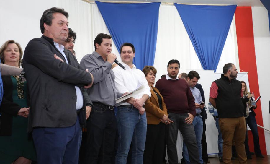 Mais 56 famílias recebem títulos de propriedade de seus imóveis Mais 56 famílias recebem títulos de propriedade de seus imóveis