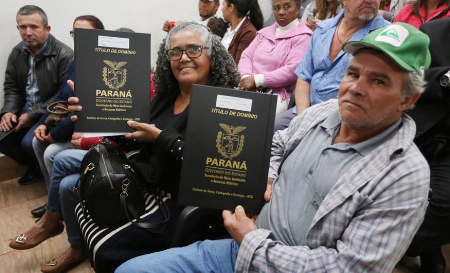 Mais 56 famílias recebem títulos de propriedade de seus imóveis Mais 56 famílias recebem títulos de propriedade de seus imóveis