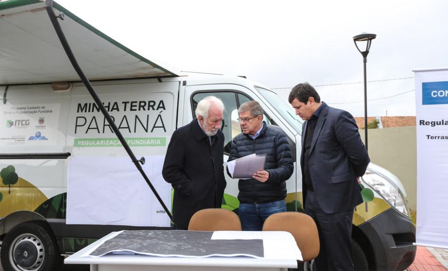 Governo entrega documentos para regularizar pequenas propriedades rurais de Piraquara Governo entrega documentos para regularizar pequenas propriedades rurais de Piraquara