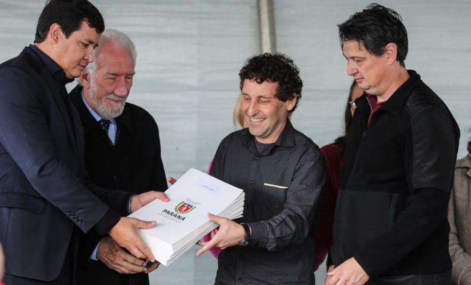 Governo entrega documentos para regularizar pequenas propriedades rurais de Piraquara Governo entrega documentos para regularizar pequenas propriedades rurais de Piraquara