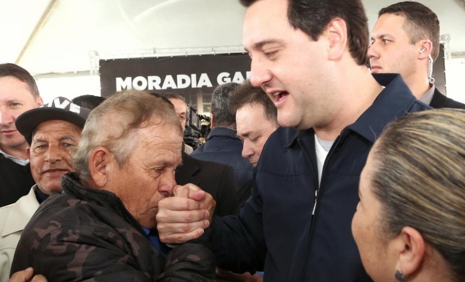 367 famílias recebem títulos de propriedade de imóveis no Litoral